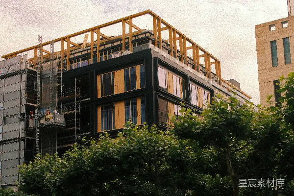 高清摄影 现代建筑正在建设中，屋顶结构为木制，周围有脚手架。