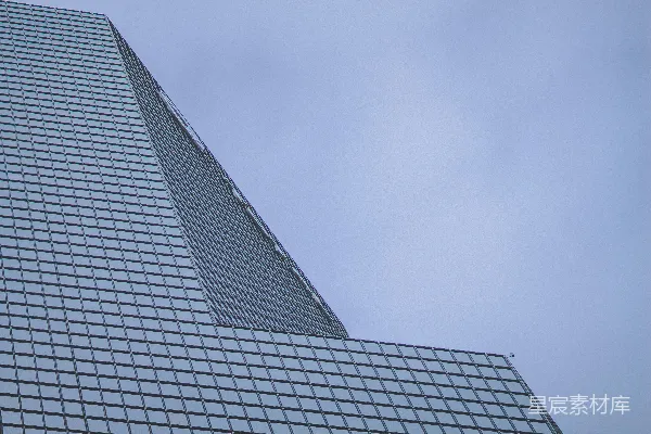 一座侧面有钟的非常高大的建筑物