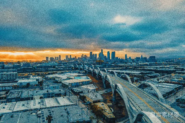 夕阳下的城市全景