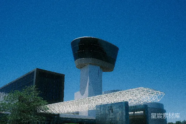 高清摄影 现代化的建筑，配有高架的深色玻璃观景台。