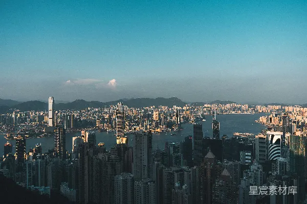 水边蔓延的城市景观全景。