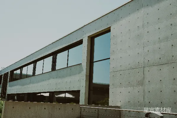 高清摄影 Brutalist风格的混凝土建筑，配有大面积反光窗户。
