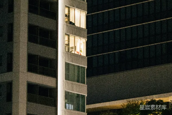 高清摄影 现代建筑在夜晚灯火通明。