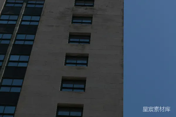 高清摄影 一幢高大的混凝土建筑在清澈的蓝天背景下