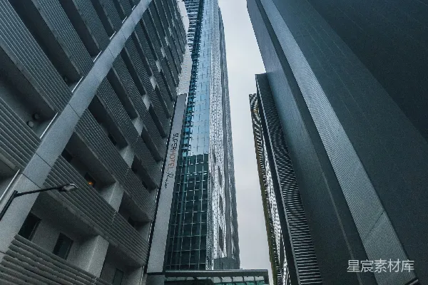 高清摄影 现代摩天大楼在阴云密布的天气中从下面看去。