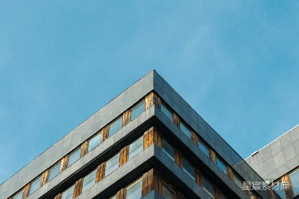 高清摄影 现代建筑的角落，有许多窗户，背景是蓝天。