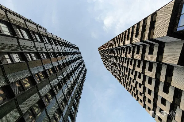 仰望一座城市中的两座高大建筑