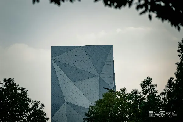 高清摄影 一座高楼，其侧面设计为三角形。