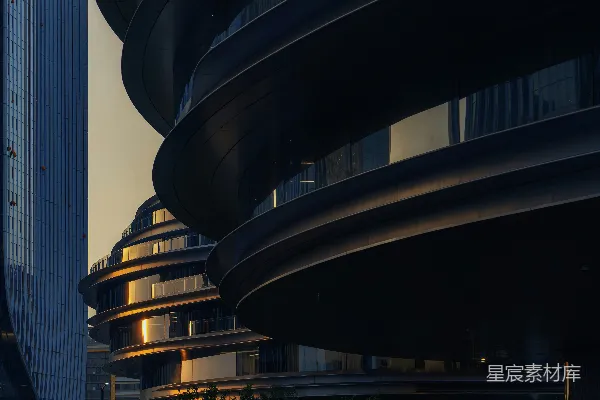 高清摄影 现代弯曲的建筑物，在城市环境中反射着金色的光芒。