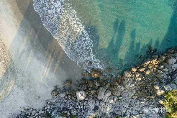 海滩上空俯视图，有岩石和水的景象