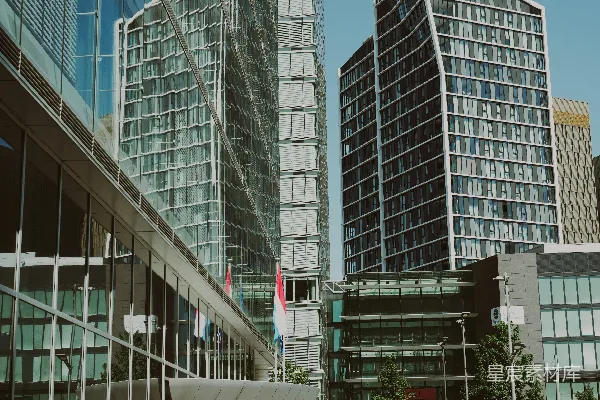 高清摄影 在明亮的蓝天之下，流线型的玻璃建筑。