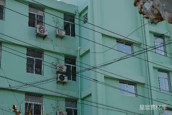 高清摄影 绿色建筑外观，带有窗户和空调装置