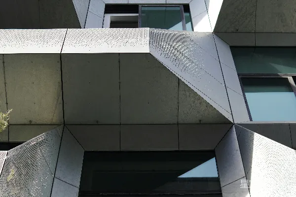 高清摄影 一座非常高大的建筑物，上面有许多窗户。