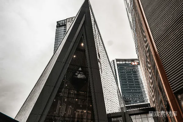 高清摄影 现代建筑，具有三角形玻璃建筑。