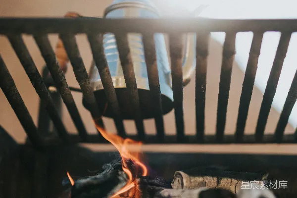 棕色木椅附近的火焰 flames near the brown wooden chair