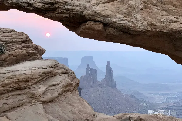 黑色夹克的人在白天站在岩石结构上
