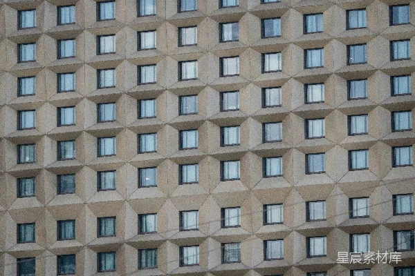 一座有许多窗户的高大建筑物