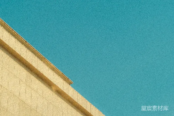 高清摄影 一座现代化的建筑物，窗户对着清澈的蓝天。