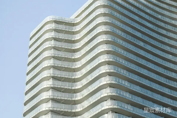 高清摄影 一座非常高大的建筑，有很多窗户。