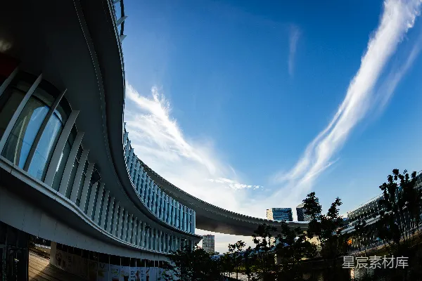 高清摄影 蓝天白云下的弯曲建筑