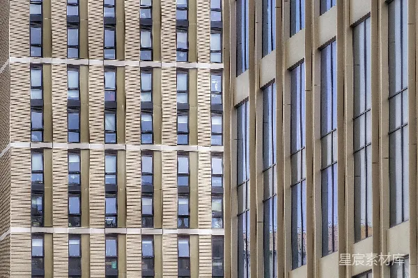 高清摄影 现代的多窗建筑，外墙为米色。