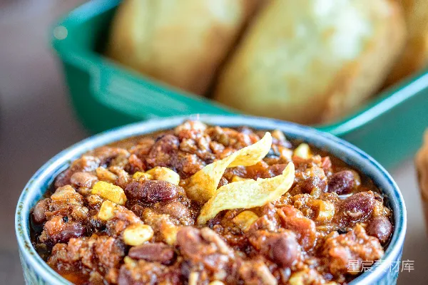 一盘 Chili 条码旁边有一些松饼
