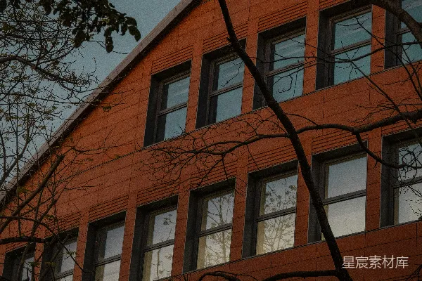 高清摄影 现代化的橙色建筑，有许多窗户。