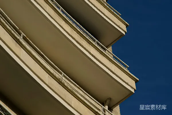 高清摄影 现代建筑，蓝天下有弧形阳台。