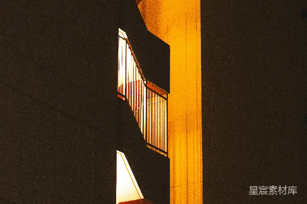 高清摄影 金光照亮了夜晚的一座建筑物外的楼梯。