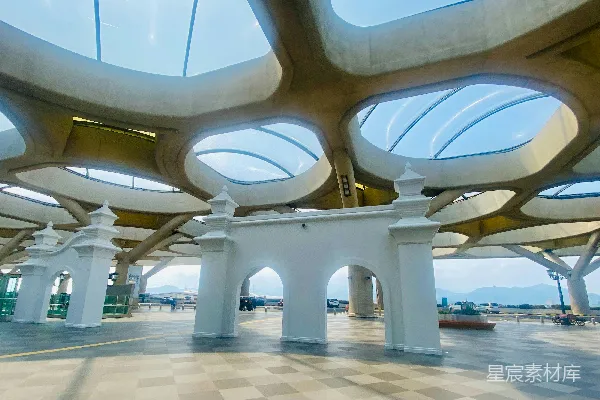 高清摄影 现代化的建筑室内设计，配有圆形天窗和白色的柱子。