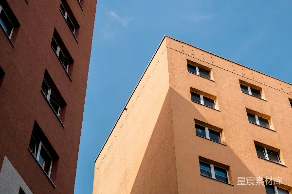 高清摄影 两座高大的住宅楼在清澈的蓝天背景下。