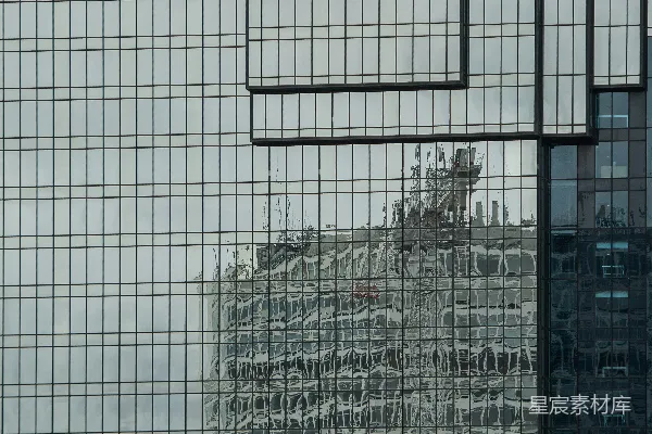 高清摄影 现代玻璃建筑反射着建筑工地的景象。