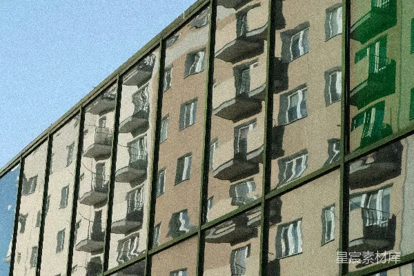 高清摄影 另一栋建筑窗户中映出的建筑物的倒影