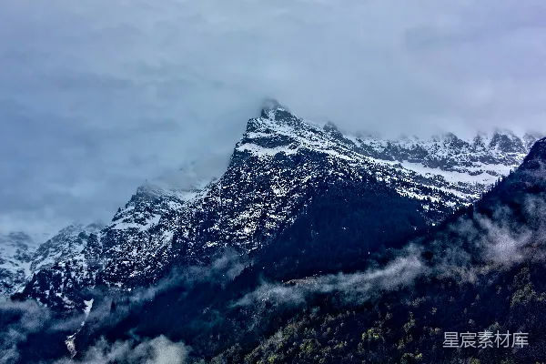 雪覆盖的山峰摄影
