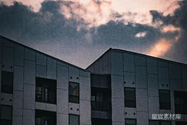 高清摄影 现代建筑的立面与变幻莫测的云层背景相映成趣。