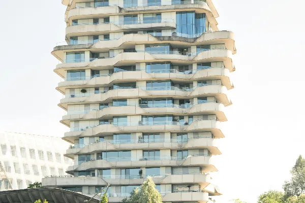 高清摄影 一幢现代而独特的建筑在阳光下高耸。
