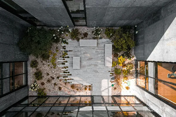 高清摄影 简约风格的混凝土庭院，搭配白色家具、植物和几何影子。