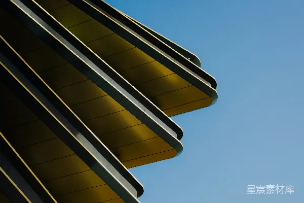 高清摄影 一架飞机在建筑物上方的天空中飞行