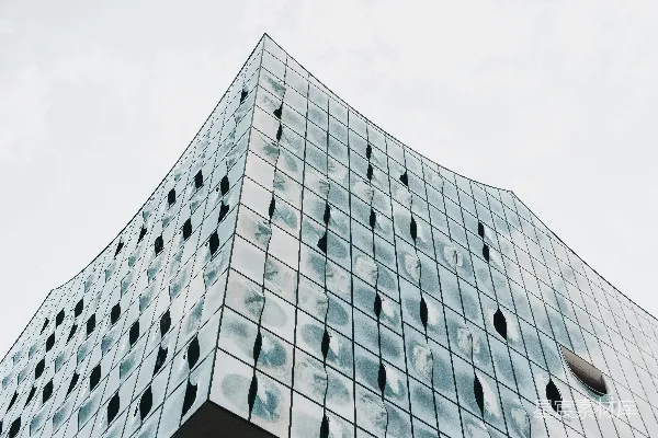 高清摄影 一座非常高的建筑物，有很多窗户。