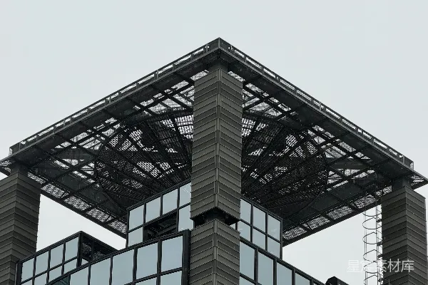 高清摄影 现代建筑顶部有玻璃窗和精致的屋顶。