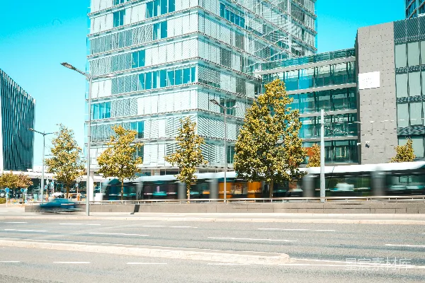 高清摄影 现代城市的街道，高楼林立，一辆电车正在行驶。