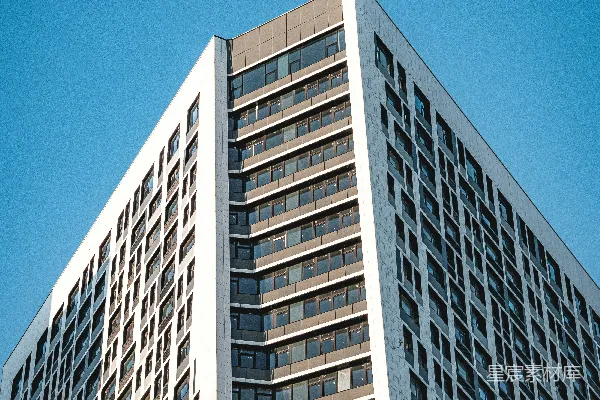 高清摄影 高大的现代化建筑在晴朗的蓝天背景下。