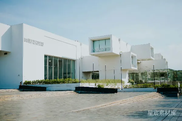 高清摄影 现代的白色建筑，在晴朗的天空下，具有几何建筑风格。