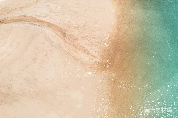 沙滩上的一个俯瞰视角，蓝色海水。