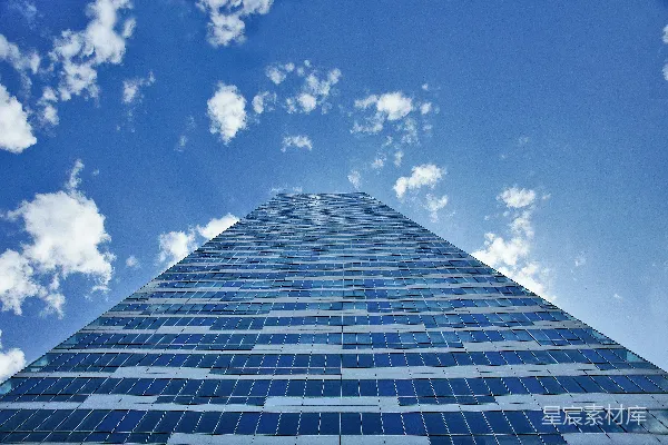 高清摄影 一座非常高的建筑物，有许多窗户。