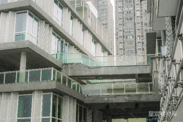 高清摄影 现代混凝土建筑，带有玻璃阳台和人行道