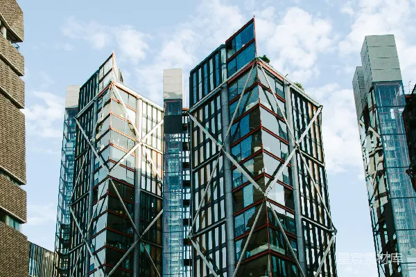 高清摄影 高耸的现代化玻璃和钢铁建筑在蓝天背景下。