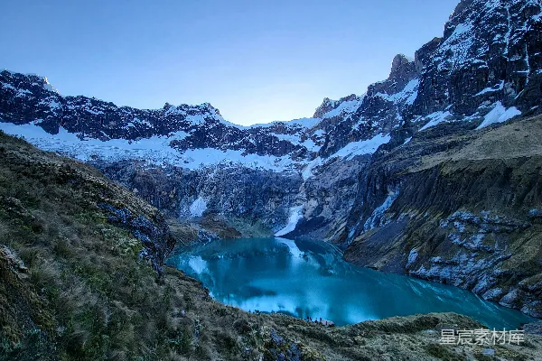 一片被蓝色湖泊围绕的雪山美景