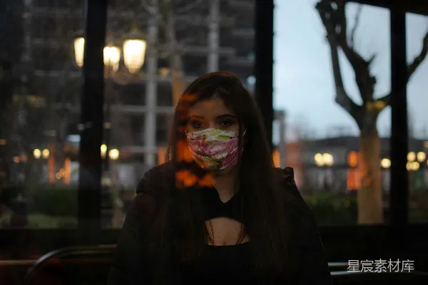 高清摄影 穿黑色长袖衬衫并戴着白色口罩的女人