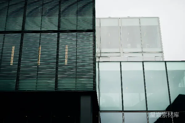 高清摄影 一座高大的建筑物，上面的侧面有一个标志。